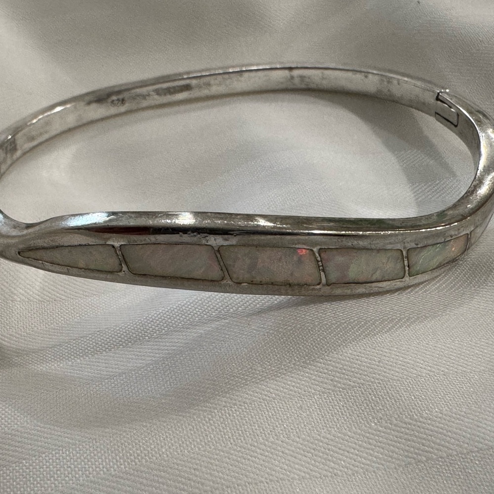 Elegant Silver Bracelet with an opal inlay stamped 925